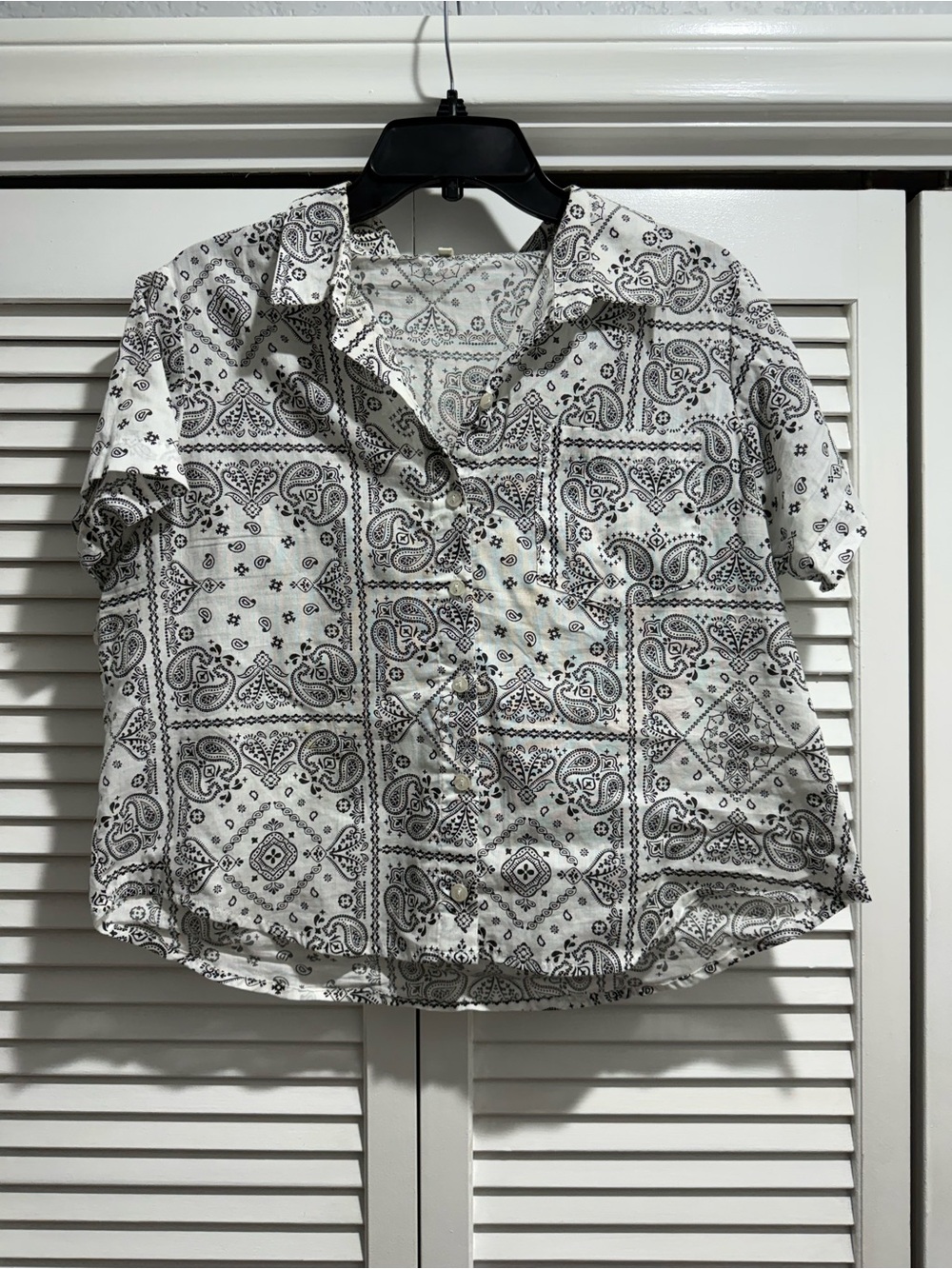 Eden & Olivia White Short-Sleeve Button-Front Paisley Shirt